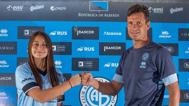 La juvenil volante firmó su contrato con el Pirata junto a Mauro Óbolo, director deportivo del club