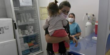 04 de abril  2022 Sociedad
Plan Nacional de Vacunación
Comenzó hoy la primera vacunación antigripal que llegó en las últimas horas a la provincia de Mendoza, de un total de 28 mil dosis, serán destinadas, a partir de hoy, a los niños sanos de entre 6 y 24 meses, en el Hospital Humberto Notti
Foto: Orlando Pelichotti / Los Andes