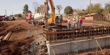 Continúan las obras en el puente San Francisco en Comandante Andresito.
