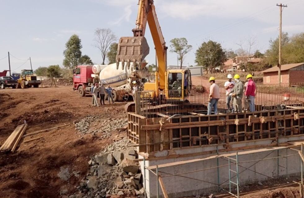 Continúan las obras en el puente San Francisco en Comandante Andresito