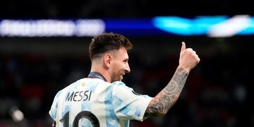 Lionel Messi y el pulgar arriba en la noche inglesa en la que Argentina le ganó 3-0 a Italia por la Finalissima. (AP)