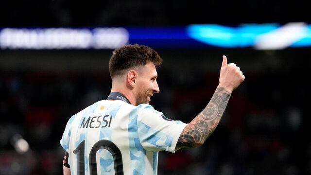 Lionel Messi y el pulgar arriba en la noche inglesa en la que Argentina le ganó 3-0 a Italia por la Finalissima. (AP)