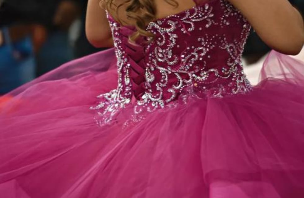 Festejo viral: una quinceañera paseó por las calles de Salta en un carro hecho por su padre y emocionó a los vecinos