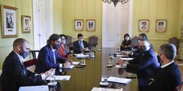 El jefe de Gabinete de Ministros de la Nación, Santiago Cafiero, encabezó esta mañana una nueva reunión del gabinete económico que se llevó a cabo en el Salón de los Científicos de la Casa Rosada, de la que participaron los ministros de Economía, Martín Guzmán; Desarrollo Productivo, Matías Kulfas; Trabajo, Claudio Moroni; Desarrollo Social, Juan Zabaleta, junto al presidente del Banco Central, Miguel Pesce; la titular de la Administración Federal de Ingresos Públicos (AFIP), Mercedes Marcó del Pont y la vicejefa de Gabinete, Cecilia Todesca Bocco.