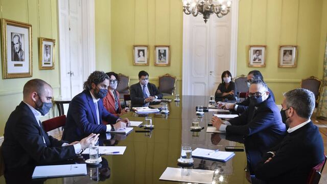 El jefe de Gabinete de Ministros de la Nación, Santiago Cafiero, encabezó esta mañana una nueva reunión del gabinete económico que se llevó a cabo en el Salón de los Científicos de la Casa Rosada, de la que participaron los ministros de Economía, Martín Guzmán; Desarrollo Productivo, Matías Kulfas; Trabajo, Claudio Moroni; Desarrollo Social, Juan Zabaleta, junto al presidente del Banco Central, Miguel Pesce; la titular de la Administración Federal de Ingresos Públicos (AFIP), Mercedes Marcó del Pont y la vicejefa de Gabinete, Cecilia Todesca Bocco.