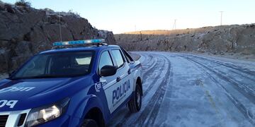 El Camino de las Altas Cumbres sigue cortado este martes por acumulación de nieve sobre la carpeta asfáltica. (Policía de Córdoba)