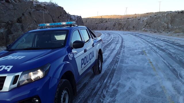 El Camino de las Altas Cumbres sigue cortado este martes por acumulación de nieve sobre la carpeta asfáltica. (Policía de Córdoba)