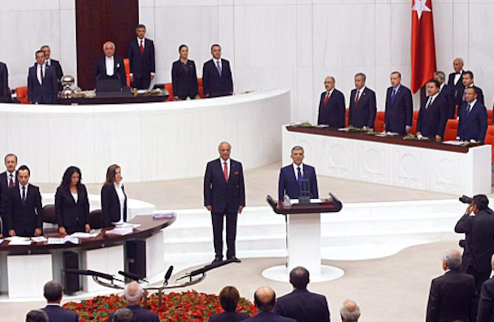 Una brutal pelea en el Parlamento de Turquía terminó con un legislador con un golpe en la cabeza y en terapia intensiva