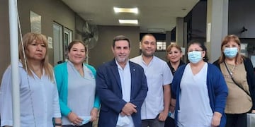 El ministro Medina Ruiz junto a parte del equipo de trabajo del Centro de Salud.