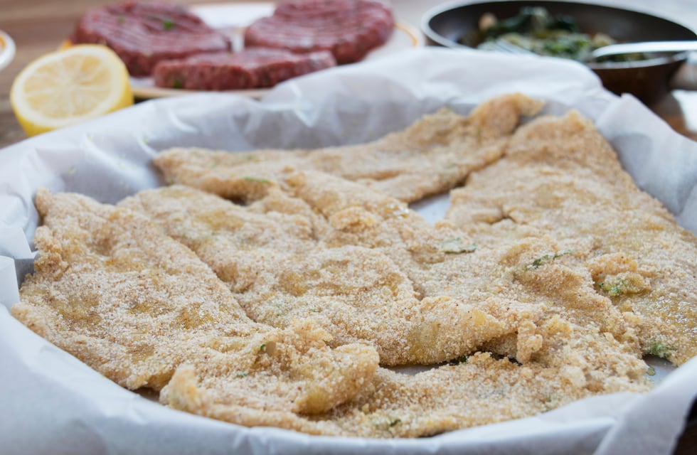 Nunca pidas las milanesas así: el consejo viral de un carnicero argentino para que no te queden rojas