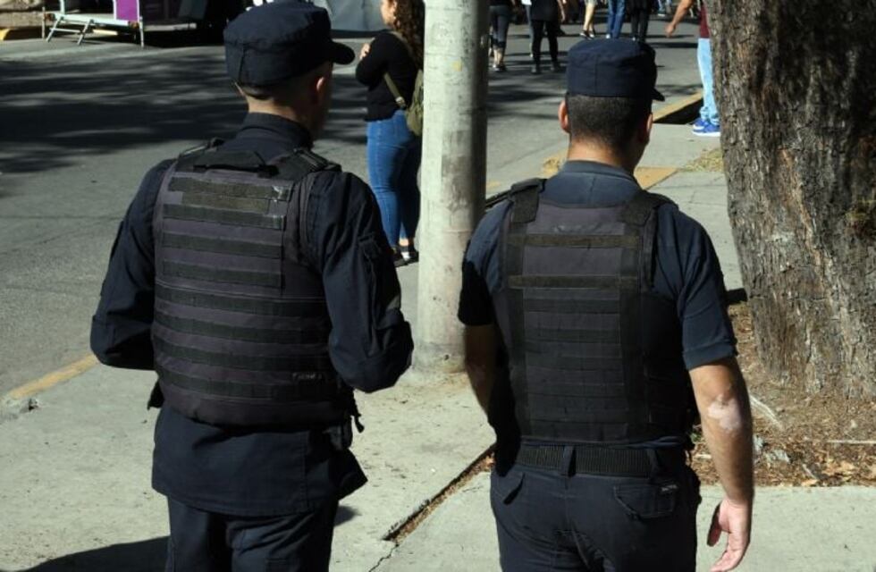 Dos policías mendocinos encontraron más de $8.000.000 en una bolsa y se los devolvieron a su dueña