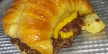 Nueva tendencia viral en redes: las hamburguesas con medialunas y cheddar
