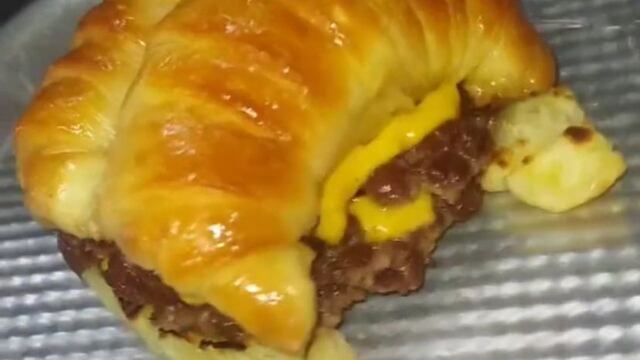 Nueva tendencia viral en redes: las hamburguesas con medialunas y cheddar
