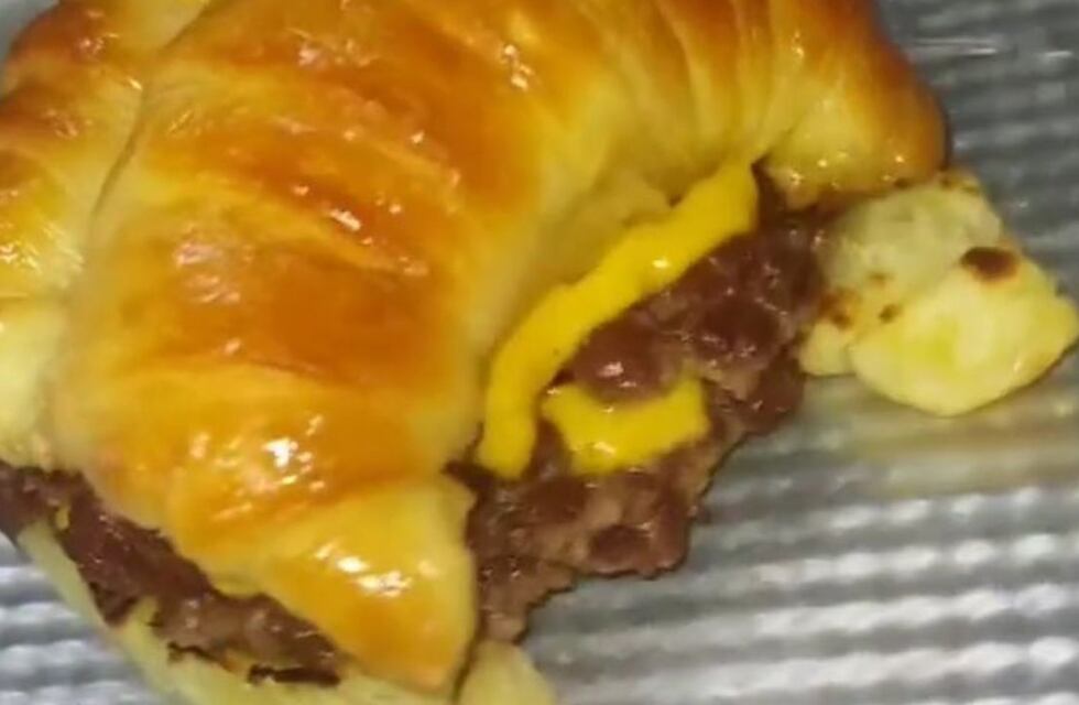 Nueva tendencia viral en redes: hamburguesas de medialunas con cheddar