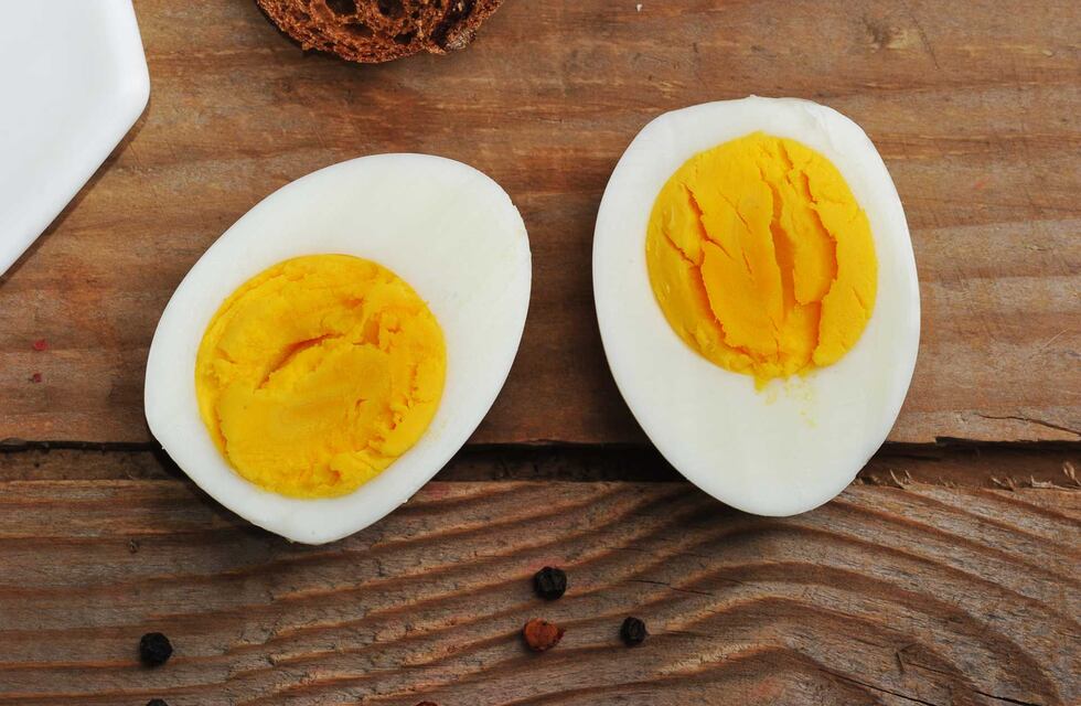 ¿Huevos rellenos para las Fiestas? Cómo hacer para hervirlos y que queden sanos y prolijos