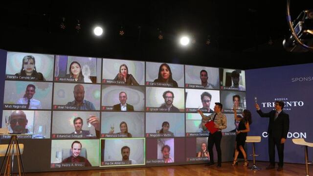 El CEM premio a nueve jóvenes destacados. La ceremonia fue via streaming desde el Le Parc. El momento del brindis final. Gentileza Los Andes