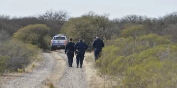 Personal policial realiza rastrillajes en las cercanías del espejo de agua del Dique Paso de las Carretas. Gentileza El Diario