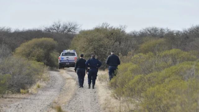 Personal policial realiza rastrillajes en las cercanías del espejo de agua del Dique Paso de las Carretas. Gentileza El Diario
