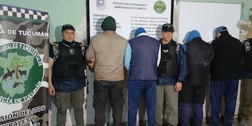 La Policía aprehendió a cuatro hombres e incautó herramientas utilizadas en la práctica prohibida.