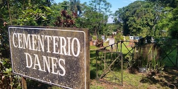 En un cruel acto vandálico, roban las placas de bronce del cementerio Danés en Eldorado.