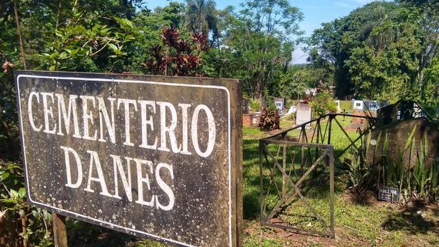 En un cruel acto vandálico, roban las placas de bronce del cementerio Danés en Eldorado.
