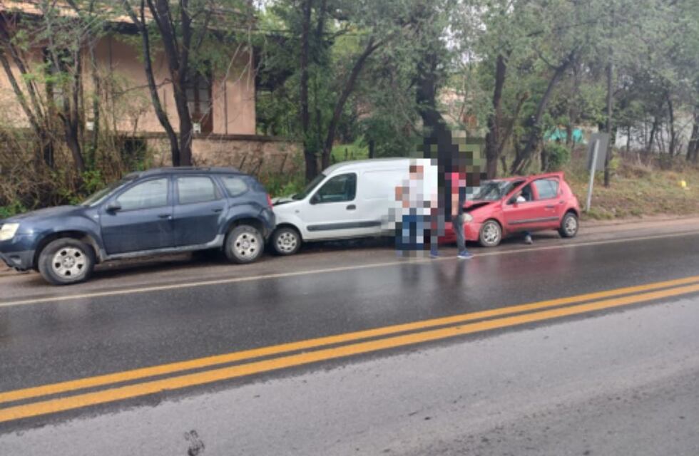 Madrugada gris: perdió el control del auto y chocó dos autos estacionados, del mismo dueño