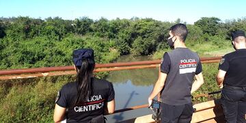 El cuerpo fue encontrado por los lugareños quienes alertaron a efectivos de la Policía de Misiones.