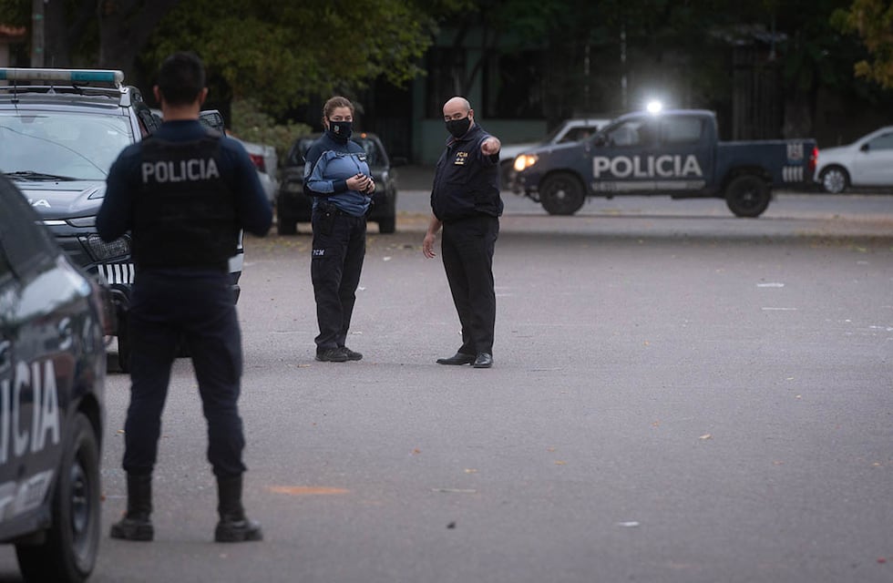 Motochorros atacaron a un menor para robarle las zapatillas y le abrieron la cabeza con un casco