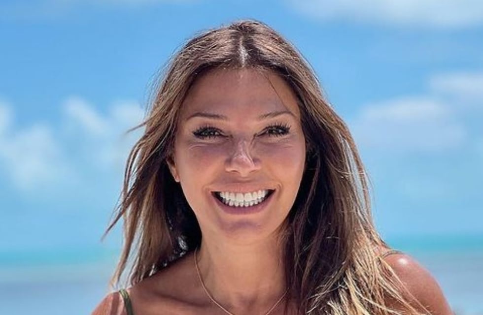 Catherine Fulop le hizo frente al frío con una enteriza con aberturas verde