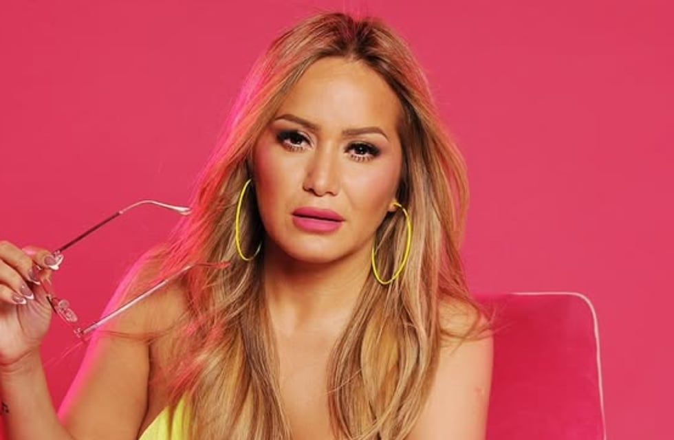 Desde un yate y en microbikini, Karina La Princesita posó de espaldas a la cámara y causó sensación