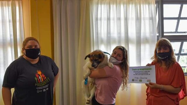 Una de los tantos contratos de "adopción responsable" firmados durante el 2020. (Foto: Municipalidad de Cosquín).