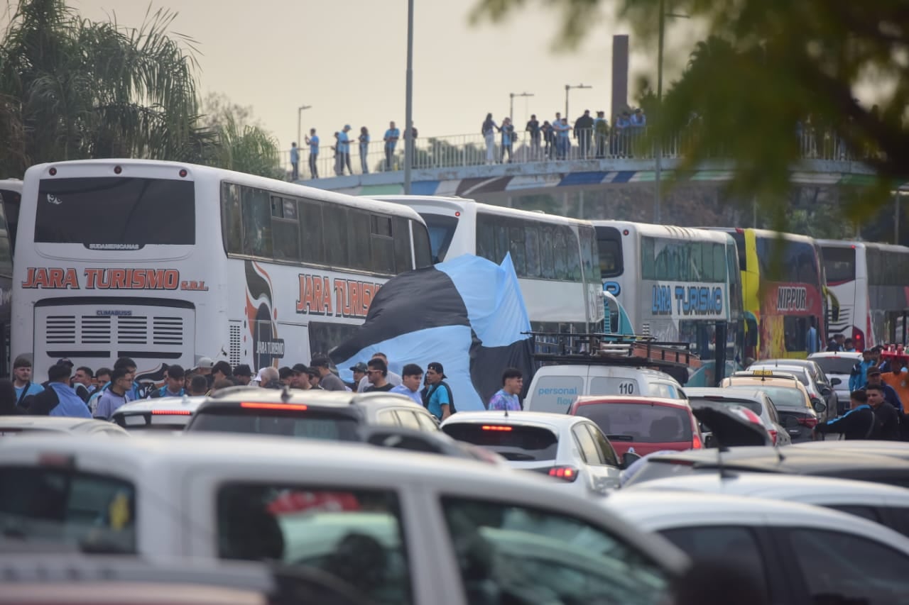 Los hinchas de Belgrano y otra muestra de amor masivo. Tremendo acompañamiento de los piratas en la Copa Argentina. (José Gabriel Hernández / Enviado a Rosario)