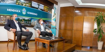 El Gobernador Rodolfo Suaréz y el ministro de Economúa Enrique Vaquié durante la confernecia virtual con el ministro de Desarrollo Productivo de la Nación, Matías Kulfas. Gentileza Gobierno de Mendoza