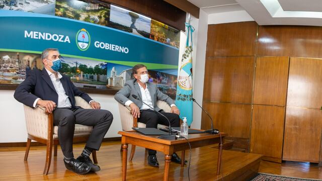 El Gobernador Rodolfo Suaréz y el ministro de Economúa Enrique Vaquié durante la confernecia virtual con el ministro de Desarrollo Productivo de la Nación, Matías Kulfas. Gentileza Gobierno de Mendoza