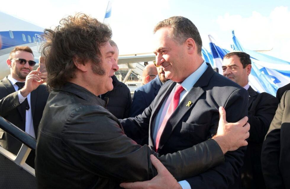 Javier Milei llegó a Israel y se emocionó en el Muro de los Lamentos: “Estamos saliendo”