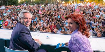 Campaña. El Presidente y Cristina Kirchner, en el cierre de campaña en Merlo. (Prensa Frente de Todos)