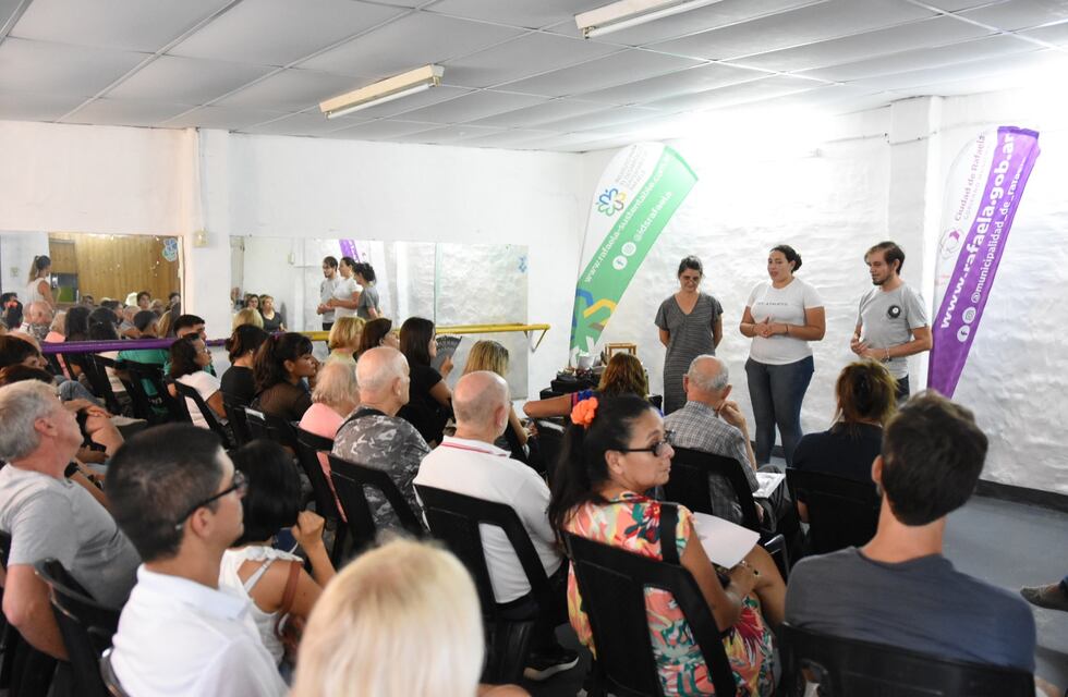 Charla sobre el Pro Huerta en barrio Pizzurno