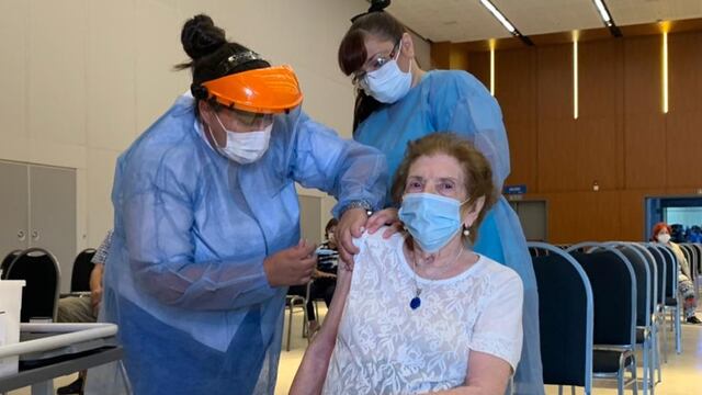 “Le diría a la gente que vengan urgente a vacunarse", enfatizó la mujer de 91 años.
