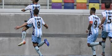 Lencina festeja su gol, el segundo de la Crema