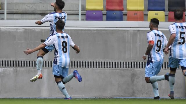 Lencina festeja su gol, el segundo de la Crema