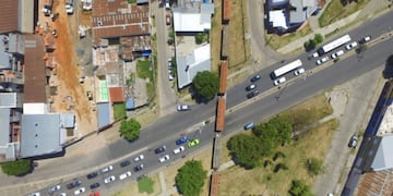 Las vías del Belgrano Cargas atraviesan la ciudad y las formaciones pasan a 20 kilómetros por hora.