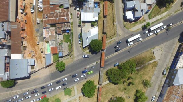 Las vías del Belgrano Cargas atraviesan la ciudad y las formaciones pasan a 20 kilómetros por hora.
