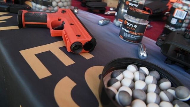 Llevó una balín de pimienta que usa la Policía e intoxicó a sus compañeros.