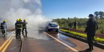 Se incendió un auto en la Ruta Nacional 12 a la altura de Puerto Libertad