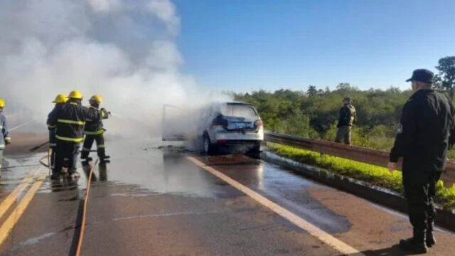 Se incendió un auto en la Ruta Nacional 12 a la altura de Puerto Libertad
