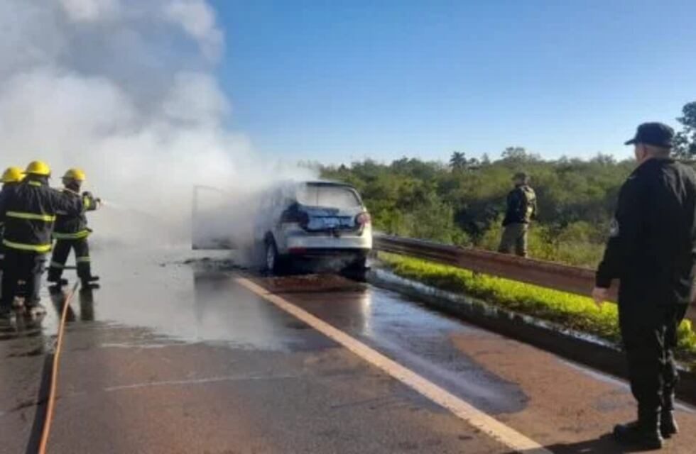 Se incendió un auto en la Ruta Nacional 12 a la altura de Puerto Libertad