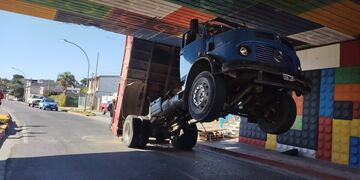 Puente Zípoli. Un camión se quedó encajado (Foto de Twitter @barrionuevofern).