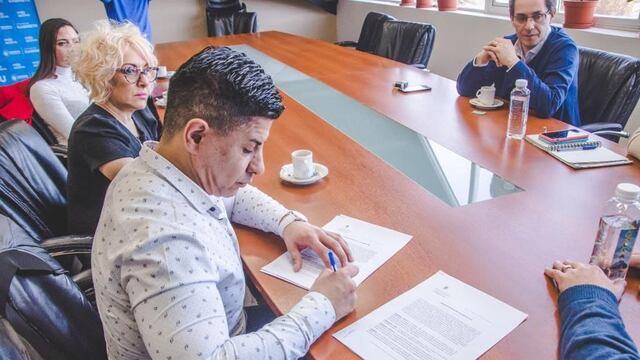 Firman convenio para capacitación en Manipulación de Alimentos