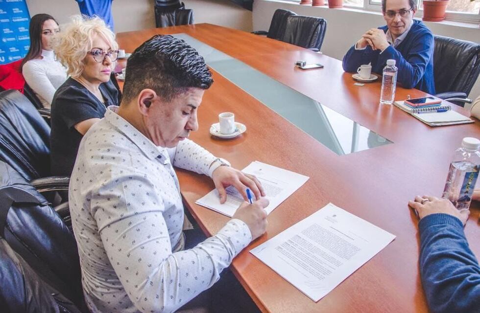 Firman convenio para capacitación en Manipulación de Alimentos