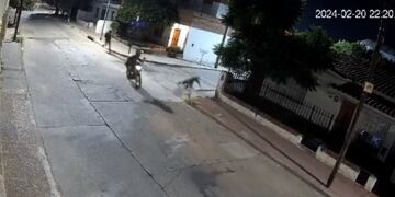 El violento asalto en Córdoba quedó registrado por las cámaras de seguridad de los vecinos.